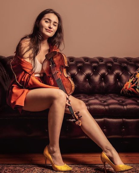 Nacktes geleaktes OnlyFans-Foto von Esther Abrami