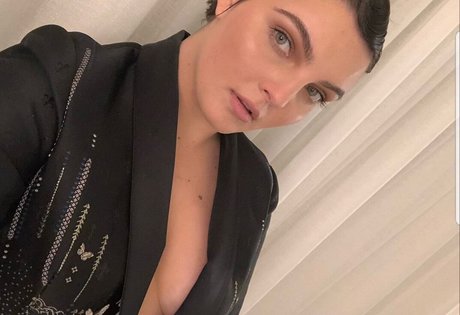 Nacktes geleaktes OnlyFans-Foto von Camren Bicondova