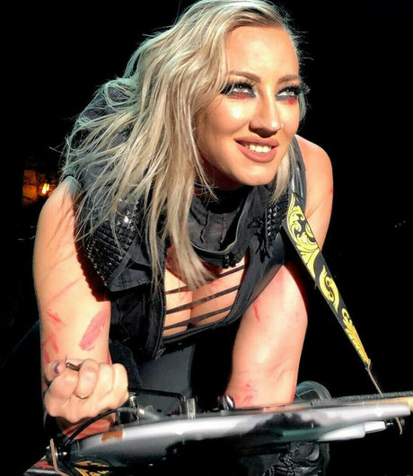 Nacktes geleaktes OnlyFans-Foto von Womenmetal
