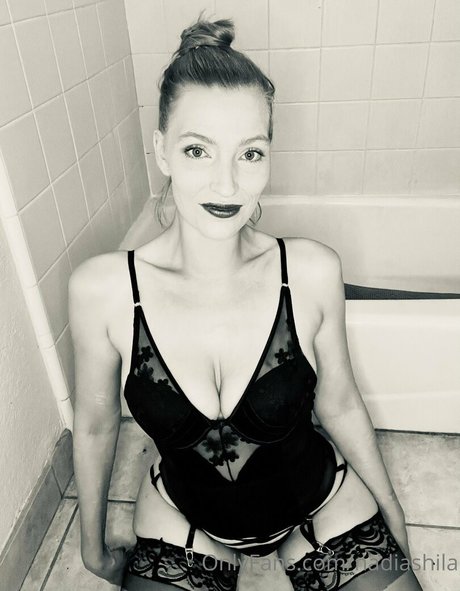 Nacktes geleaktes OnlyFans-Foto von Nadia Shila