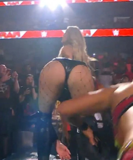 Nacktes geleaktes OnlyFans-Foto von Becky Lynch