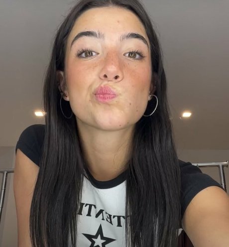 Nacktes geleaktes OnlyFans-Foto von Charli Damelio