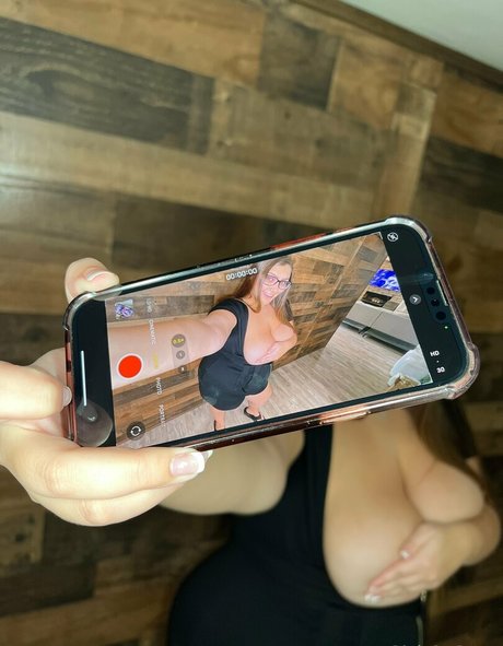 Nacktes geleaktes OnlyFans-Foto von Meandmommy