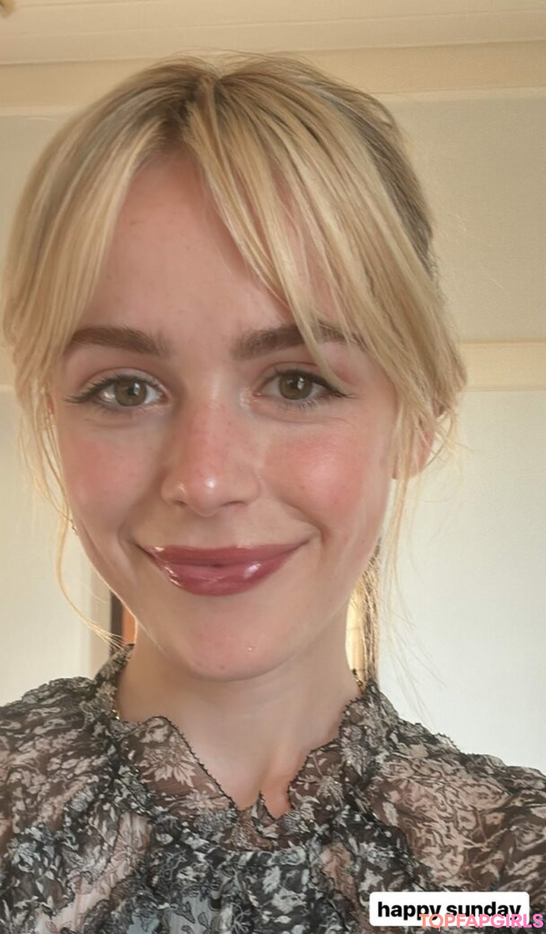 Nacktes geleaktes OnlyFans-Foto von Kiernan Shipka #1146