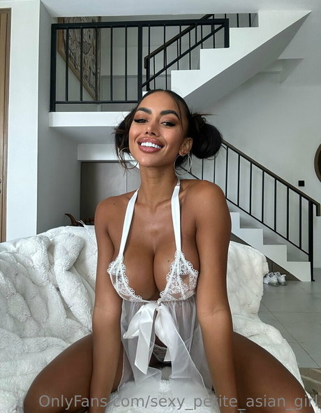 Sexy_petite_asian_girl