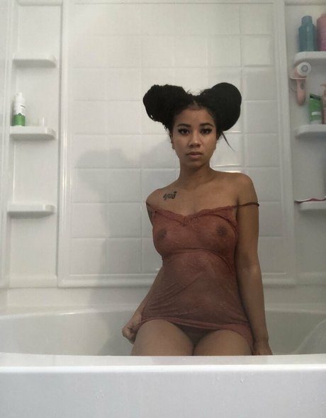 Nacktes geleaktes OnlyFans-Foto von Ameenagreen