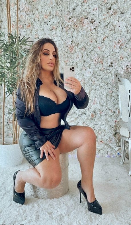 Nacktes geleaktes OnlyFans-Foto von Pregnantstepsister