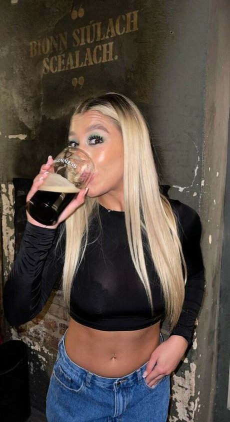 Nacktes geleaktes OnlyFans-Foto von Molly Rainford