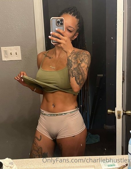 Nacktes geleaktes OnlyFans-Foto von Charliebhustlex
