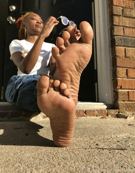 Nacktes geleaktes OnlyFans-Foto von Littleebonyfeet