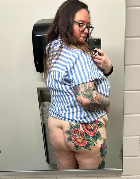 Nacktes geleaktes OnlyFans-Foto von Naughtynyxiefree