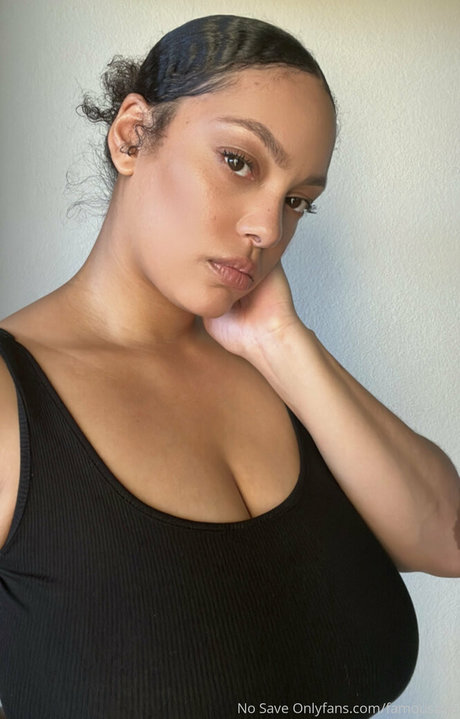 Nacktes geleaktes OnlyFans-Foto von Famousaria
