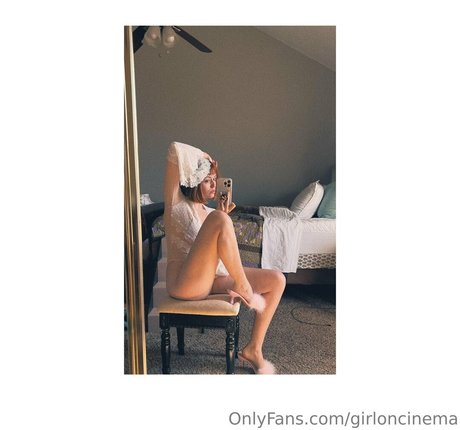 Nacktes geleaktes OnlyFans-Foto von Girl On Cinema