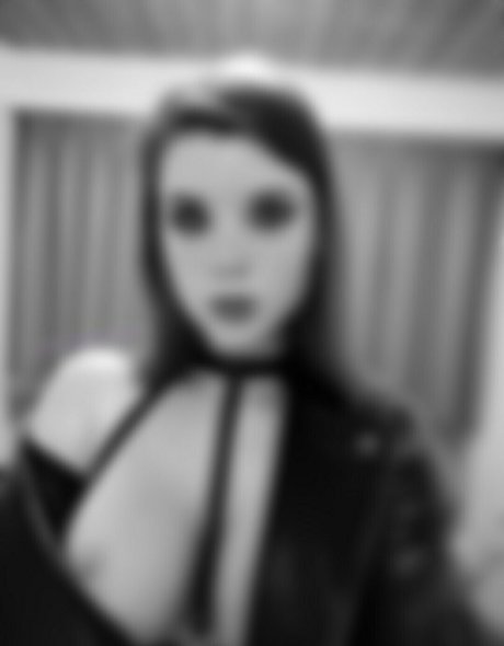Nacktes geleaktes OnlyFans-Foto von Themsvioletrose