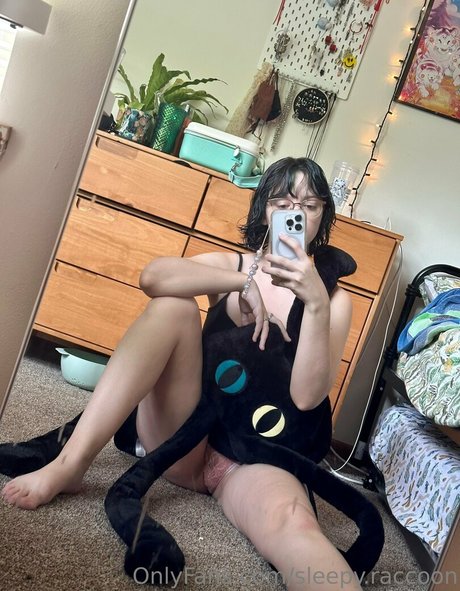 Nacktes geleaktes OnlyFans-Foto von Sleepyraccoon