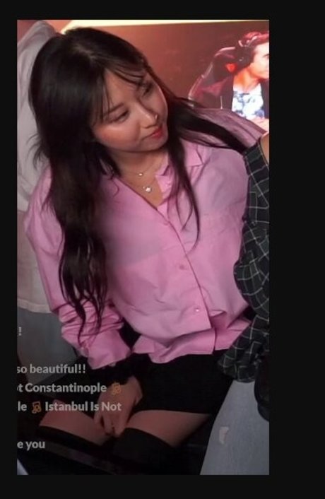 Nacktes geleaktes OnlyFans-Foto von Starsmitten