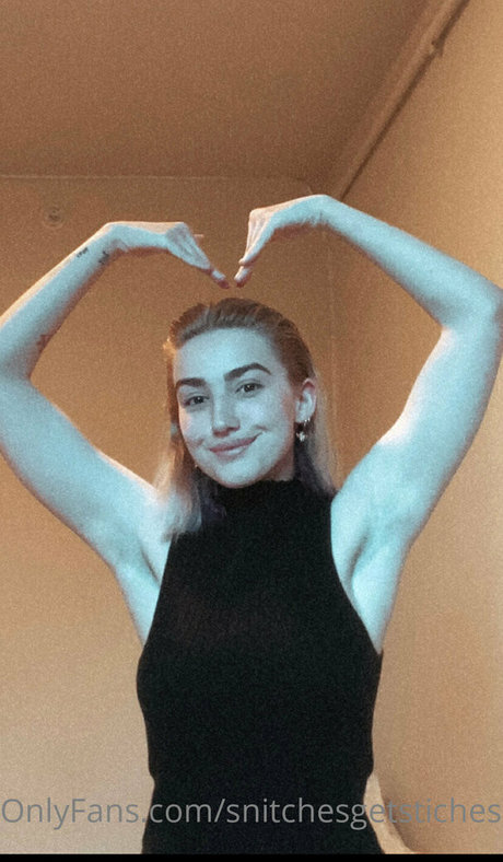 Nacktes geleaktes OnlyFans-Foto von Snitchesgetstiches