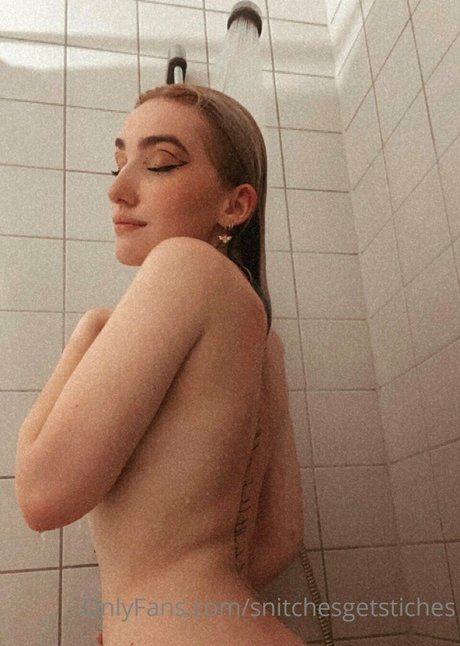 Nacktes geleaktes OnlyFans-Foto von Snitchesgetstiches