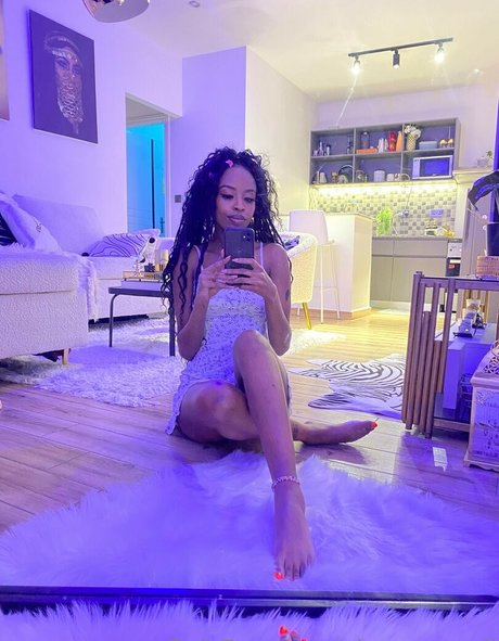 Nacktes geleaktes OnlyFans-Foto von Naomiebony