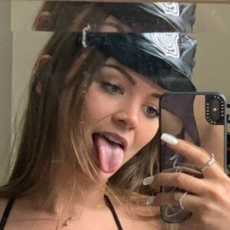 Nacktes geleaktes OnlyFans-Foto von Charlotte Hanna