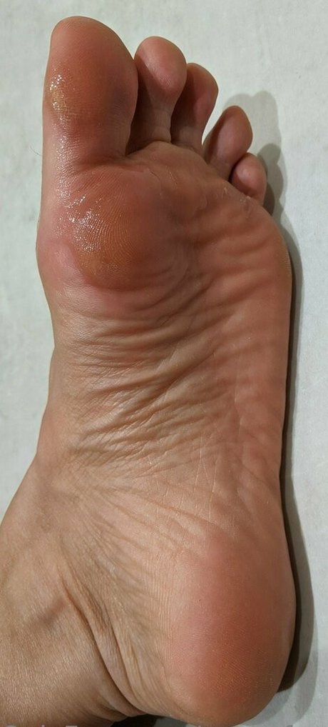 Anna_feet_crush_vore