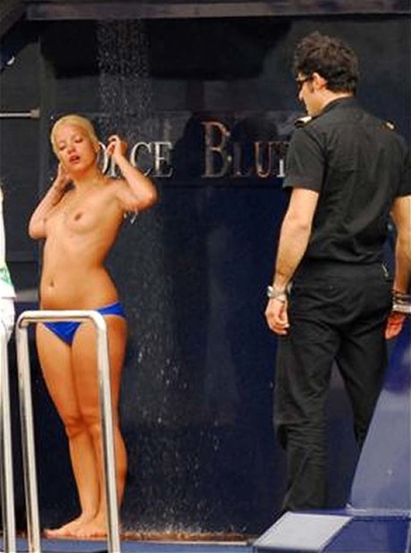 Nacktes geleaktes OnlyFans-Foto von Lily Allen