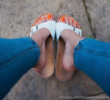 Nacktes geleaktes OnlyFans-Foto von Feetworthfollowing