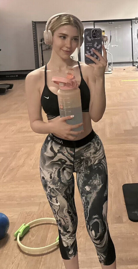 Nacktes geleaktes OnlyFans-Foto von Snowmaiid