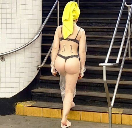 Nacktes geleaktes OnlyFans-Foto von Julia Fox