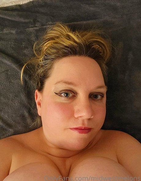 Nacktes geleaktes OnlyFans-Foto von Midwestmelons