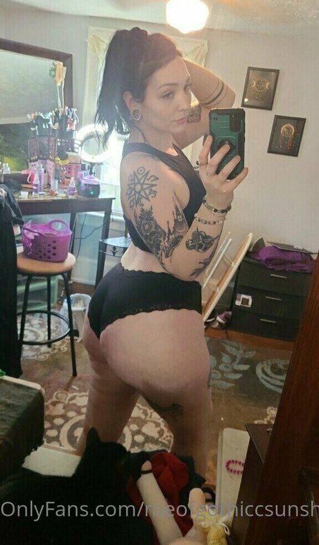 Nacktes geleaktes OnlyFans-Foto von Raeofgothiccsunshine