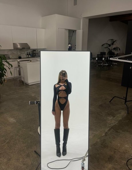 Nacktes geleaktes OnlyFans-Foto von Niikkirose