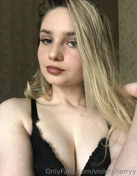 Nacktes geleaktes OnlyFans-Foto von Violetcherryy