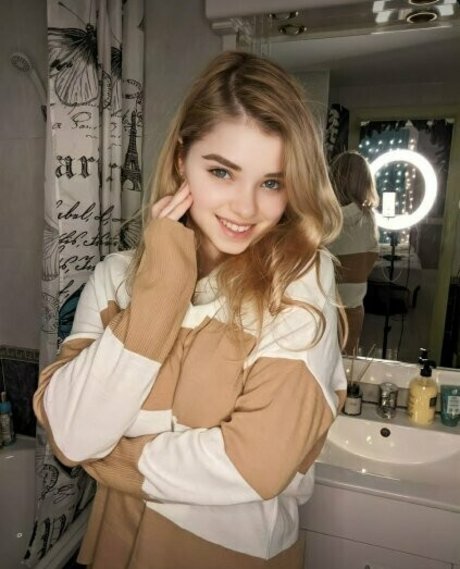 Nacktes geleaktes OnlyFans-Foto von Violetcherryy