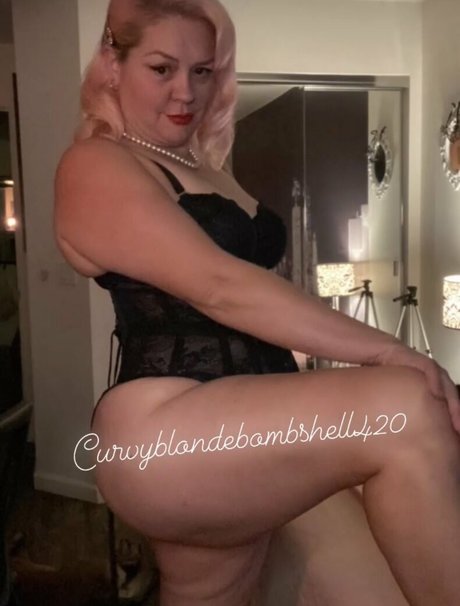 Nacktes geleaktes OnlyFans-Foto von Curvyblondebombshell420