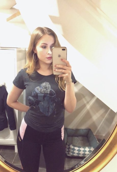 Nacktes geleaktes OnlyFans-Foto von Yaboielina
