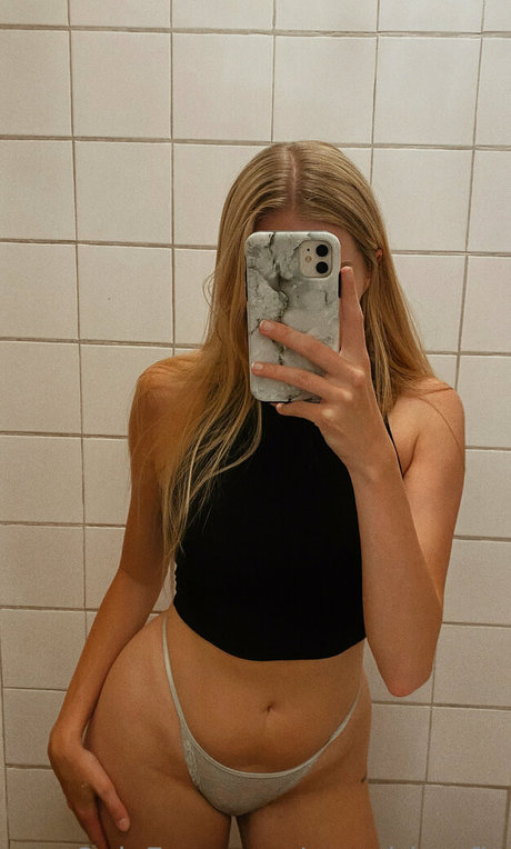 Nacktes geleaktes OnlyFans-Foto von Swegirlmafia
