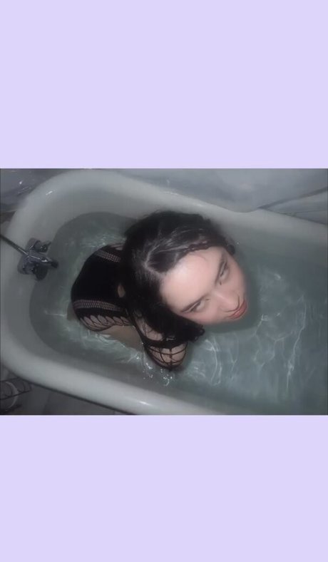 Nacktes geleaktes OnlyFans-Foto von Mia Kerin