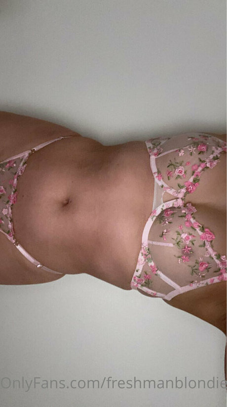 Nacktes geleaktes OnlyFans-Foto von Freshmanblondie18