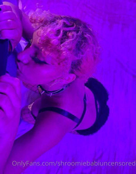 Nacktes geleaktes OnlyFans-Foto von Shroomiebabiuncensored