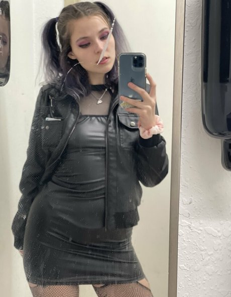 Hereliesviolet