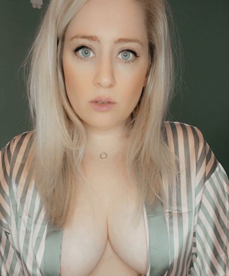 Nacktes geleaktes OnlyFans-Foto von Lottielushloves