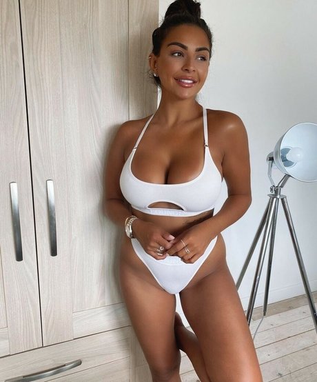Nacktes geleaktes OnlyFans-Foto von Natasha Sandhu