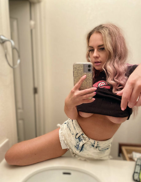 Nacktes geleaktes OnlyFans-Foto von Badbellaxofree