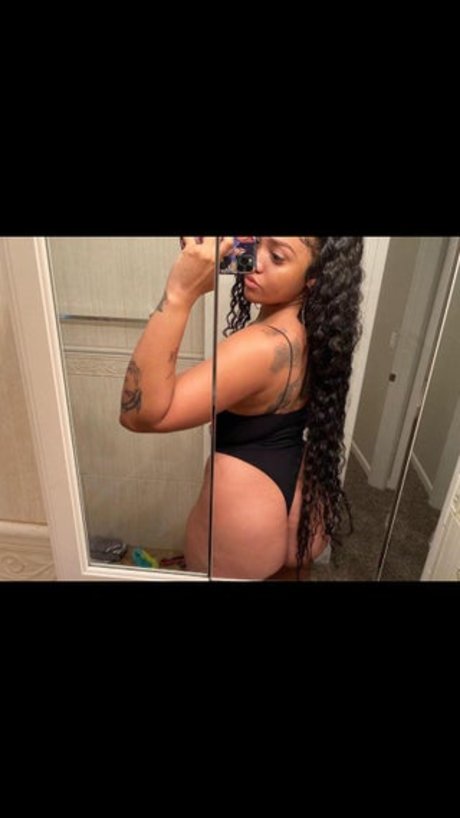Nacktes geleaktes OnlyFans-Foto von Essence