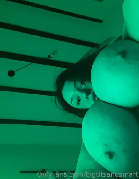 Nacktes geleaktes OnlyFans-Foto von Bigtitsandsmart