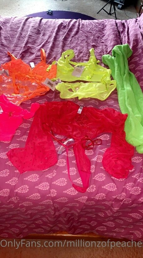 Nacktes geleaktes OnlyFans-Foto von Millionzofpeaches