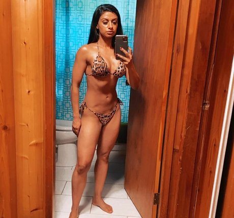 Nacktes geleaktes OnlyFans-Foto von Skinnyroti