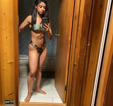 Nacktes geleaktes OnlyFans-Foto von Skinnyroti
