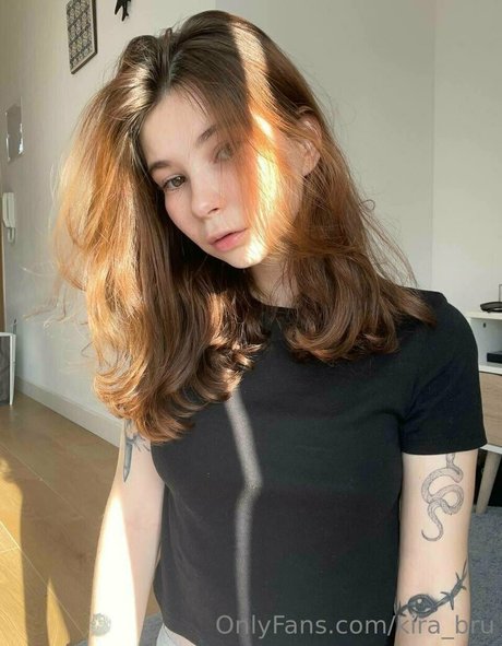 Kira_brunette1